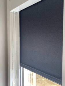 Cómo evitar que entre luz por los costados de las cortinas roller