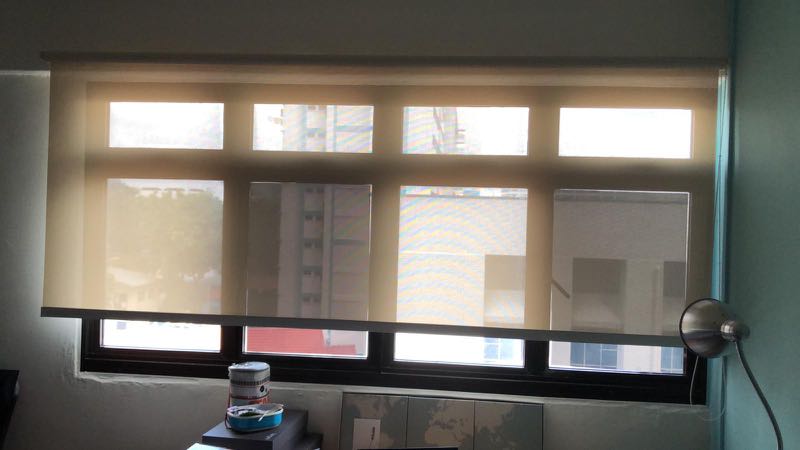 ¿Qué materiales son comunes para las cortinas roller?